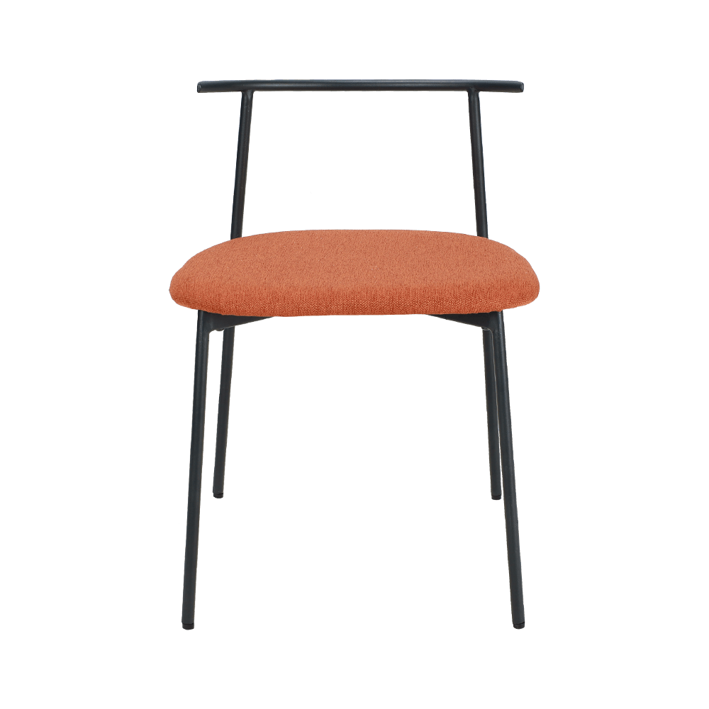 Oranžové zakrivené kovové stoličky