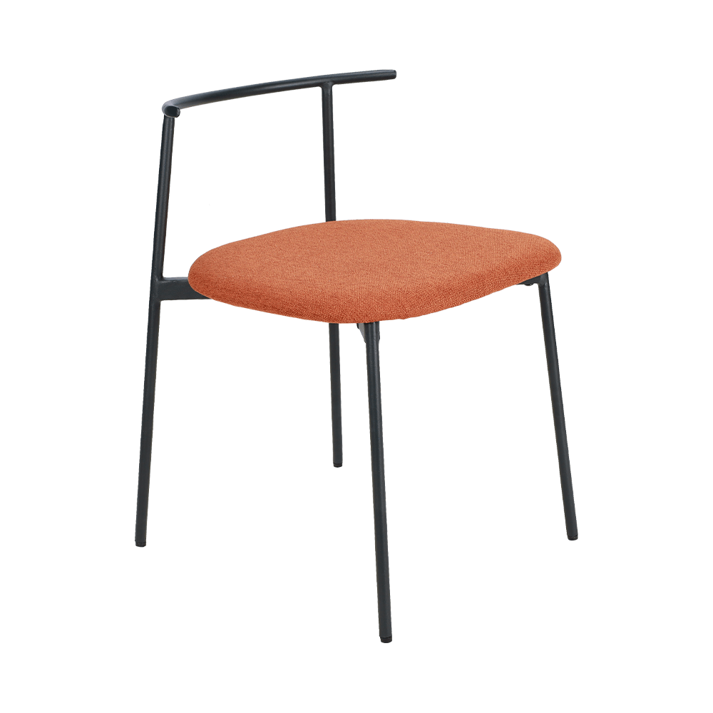 Oranžové zakrivené kovové stoličky