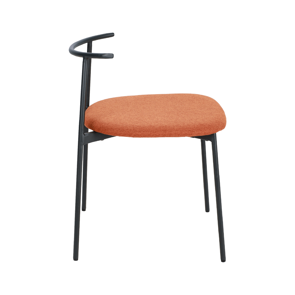 Oranžové zakrivené kovové stoličky