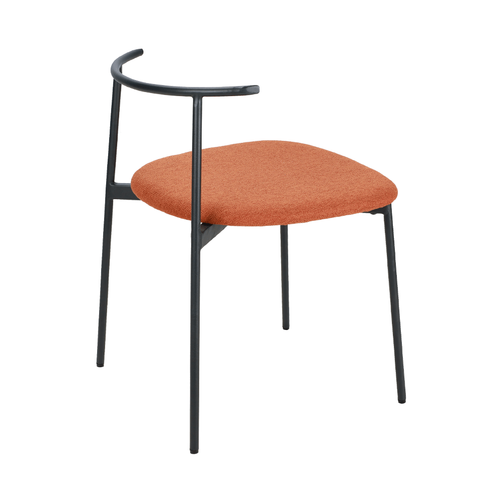 Oranžové zakrivené kovové stoličky